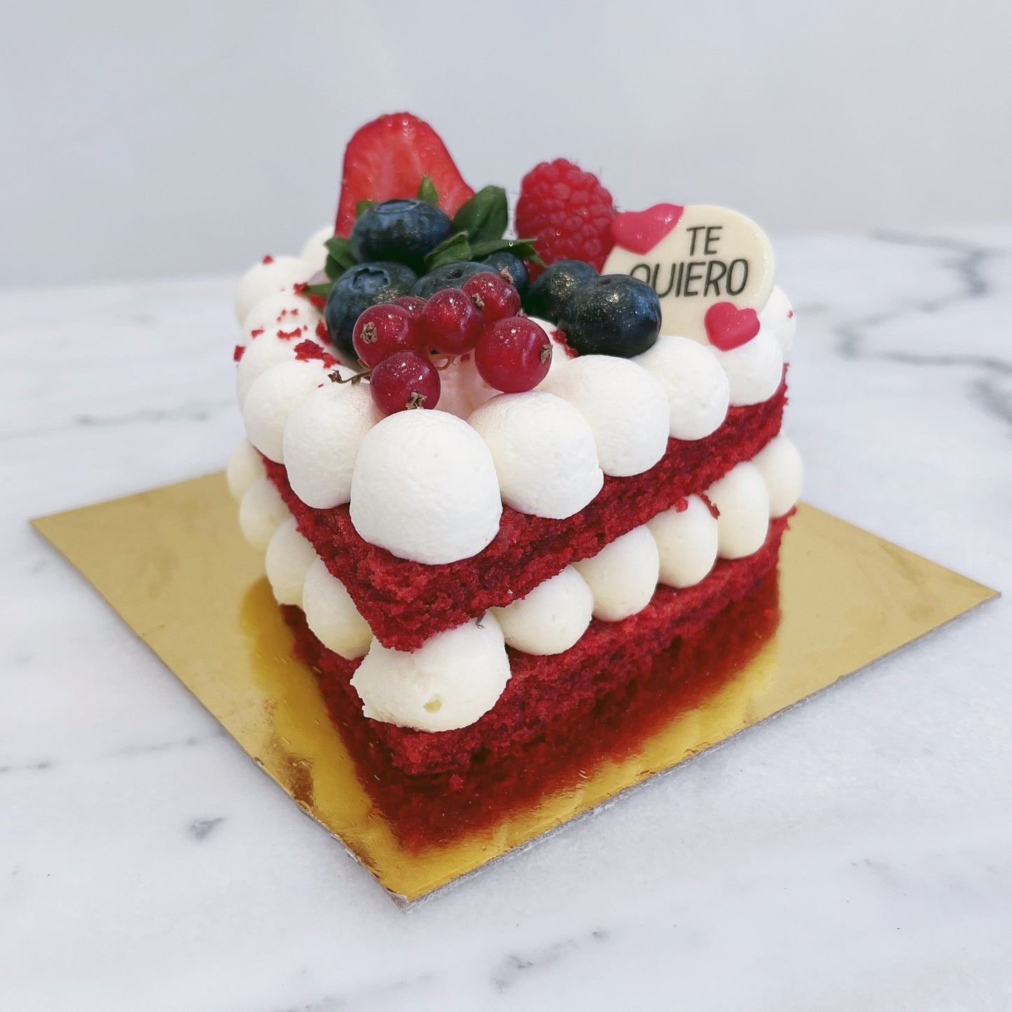 Tarta Corazón red velvet con frutos rojos
